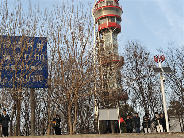 學(xué)生在燈塔前駐足留念.jpg