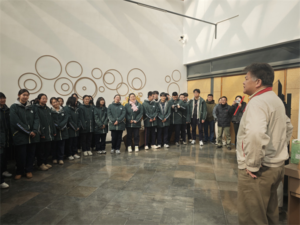 參觀產(chǎn)品陳列室.jpg