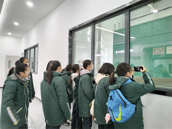 參觀工業(yè)流程線3.jpg