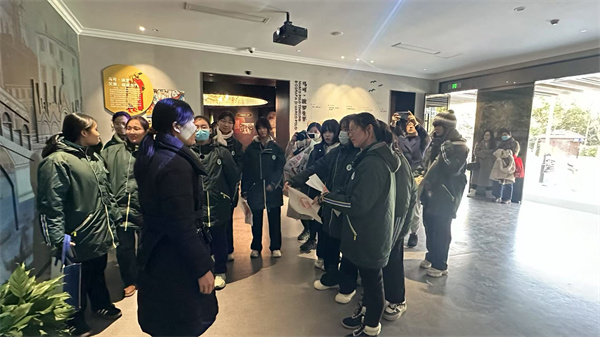 圖片三：工作人員講解.jpg