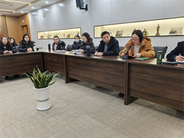 高一年級組長葉新紅主持會議.jpg