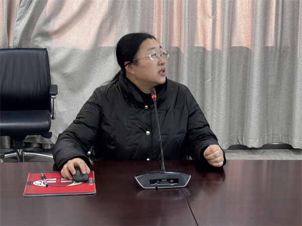 語文組陸霞老師發(fā)言.jpg