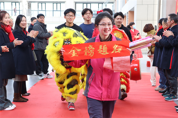 學(xué)生過(guò)成人門(mén)2.jpg