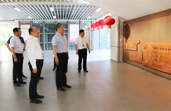 市教育局局長(zhǎng)殷元松來(lái)校慰問(wèn)高三年級(jí).jpg