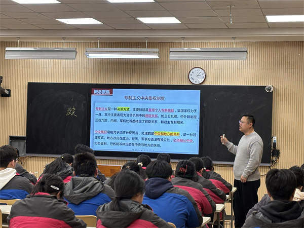 歷史組殷宏老師風采.jpg
