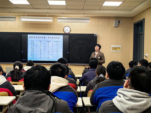 郭永儀老師主持班會(huì).jpg