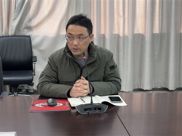 年級(jí)組長于鋒進(jìn)行成績分析.jpg