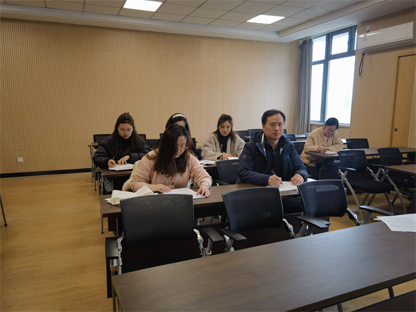 語(yǔ)文組試卷講評(píng)課評(píng)課現(xiàn)場(chǎng).jpg