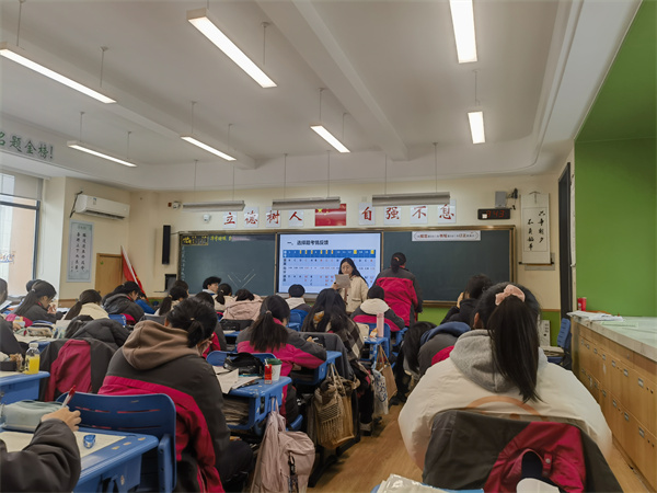 政治組任靜老師課堂風(fēng)采.jpg