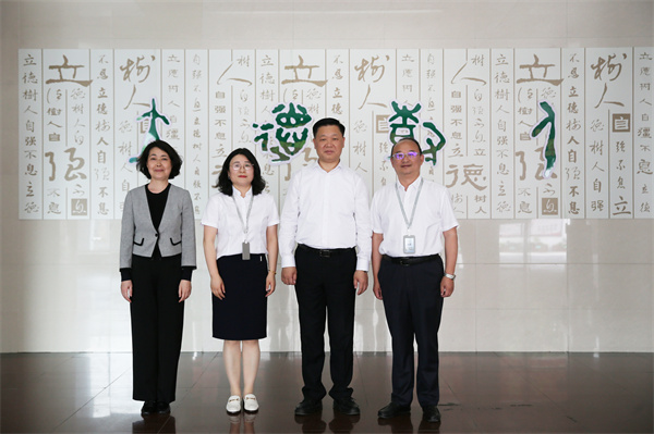 潘國(guó)強(qiáng)市長(zhǎng)來(lái)校視察.jpg