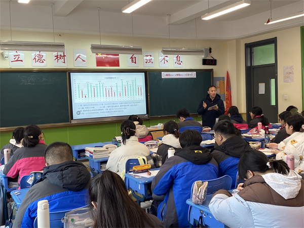 地理組陶力越老師課堂風(fēng)采.jpg