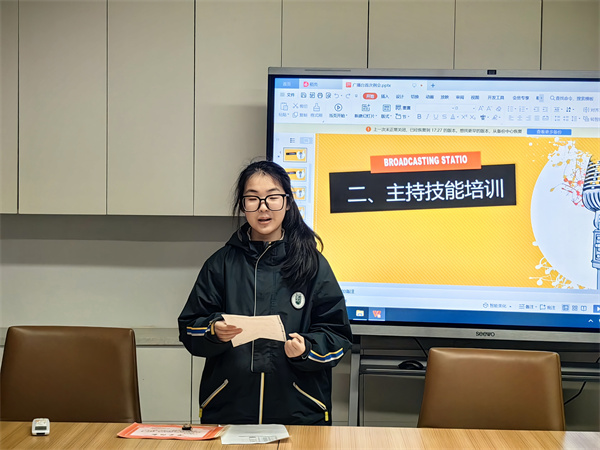 王怡涵培訓(xùn)主持技能.jpg