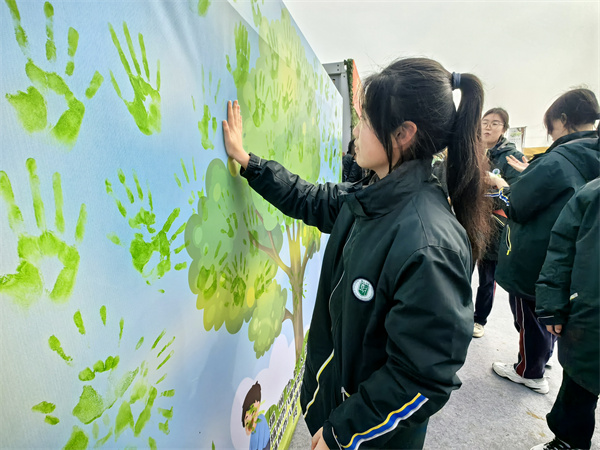 創(chuàng)作“共建手印墻”.jpg