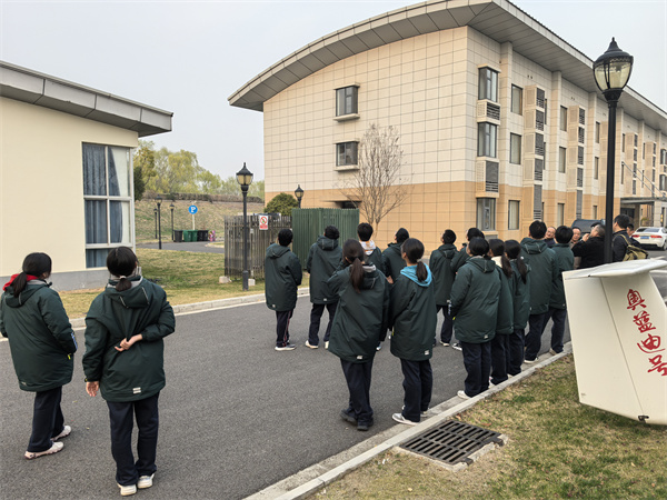 03觀看無人機(jī)巡檢.jpg