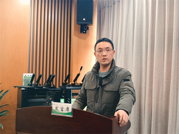于鋒組長(zhǎng)進(jìn)行成績(jī)分析.jpg
