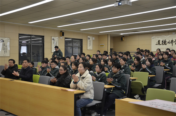 學(xué)生代表參加活動.jpg