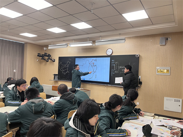 馬英鵬老師和學(xué)生互動.jpg