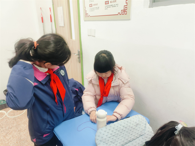 圖2 六年級(jí)的哥哥姐姐門走進(jìn)二年級(jí)課堂，教弟弟妹妹們編織手鏈3.jpg