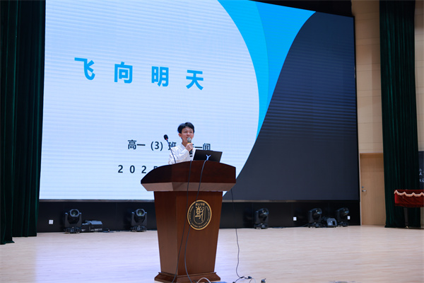 學(xué)生代表朱一聞同學(xué)發(fā)言.jpg
