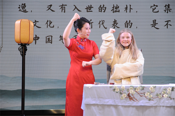 維克中學(xué)學(xué)生參與清曲表演.jpg