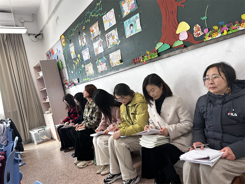 3老師們?cè)诼?tīng)課.jpg