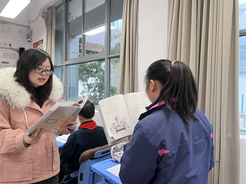 王老師傾聽學(xué)生誦讀.jpg