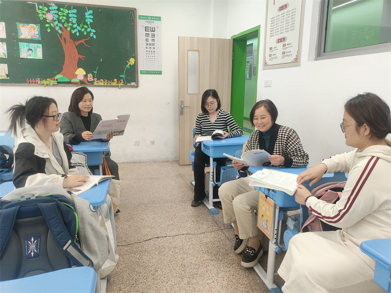 老師們教研中.jpg