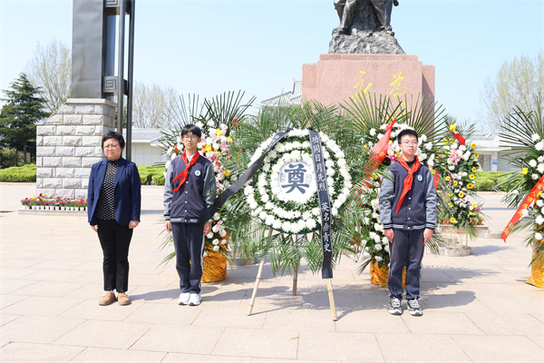 少先隊員代表敬獻(xiàn)花圈.jpg