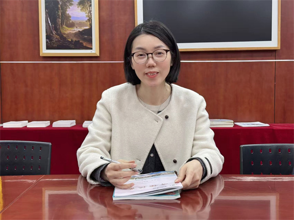 李芳老師主持.jpg