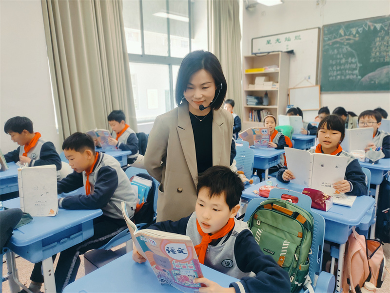 圖4 鄭老師指導(dǎo)學(xué)生朗讀課文.jpg
