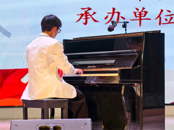 南門街校區(qū)徐潼潼同學(xué)鋼琴獨奏《熱情奏鳴曲》第一樂章榮獲第一名.jpg