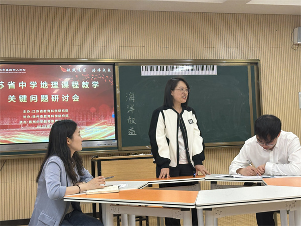 成麗老師主持評(píng)課活動(dòng).jpg