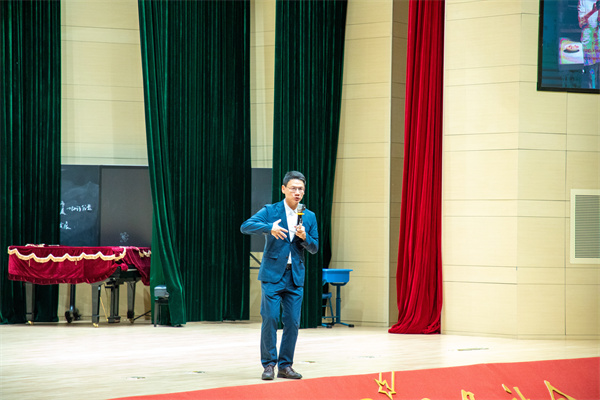 江蘇省家庭教育優(yōu)秀指導老師朱曉平開設講座.jpg