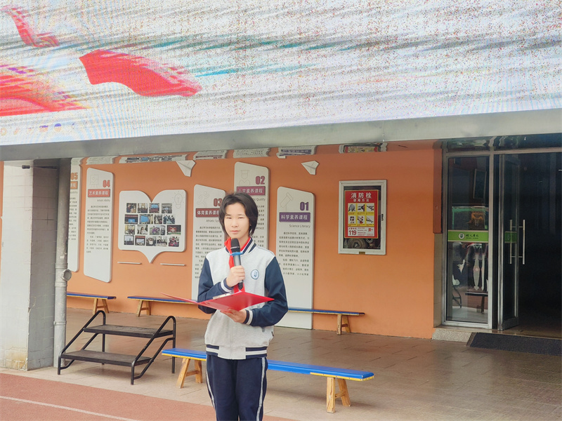 圖1 馬伊諾主持升旗儀式.jpg
