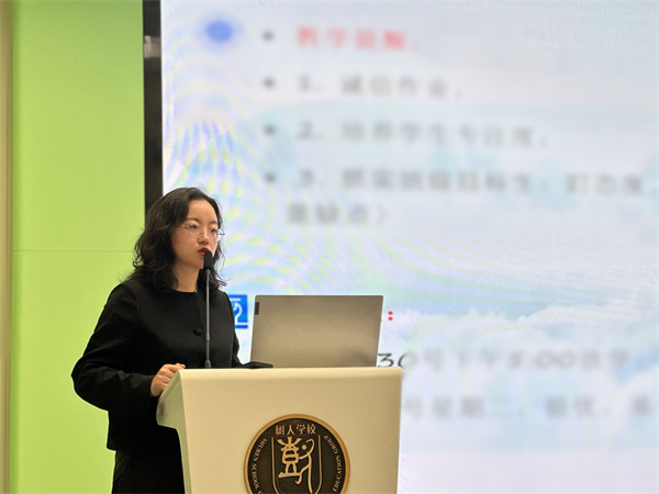 初一年級主任張舒主持分析會.jpg