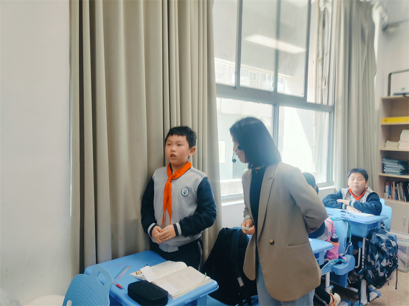 圖2 學(xué)生積極回答問題2.jpg