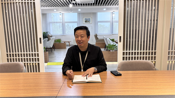 張鵬副校長介紹學(xué)校辦學(xué)成果.jpg