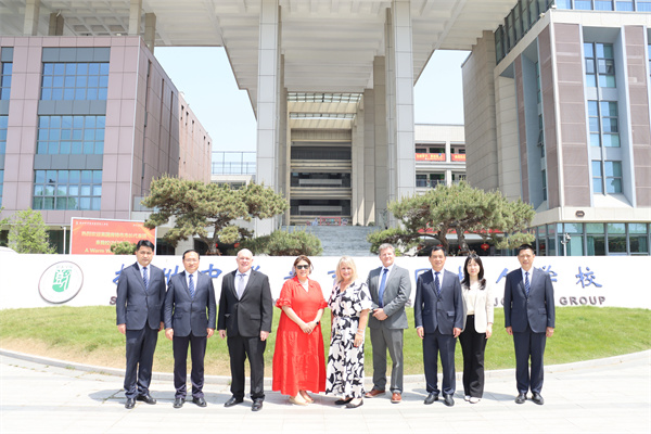 1.賓主雙方合影留念.jpg