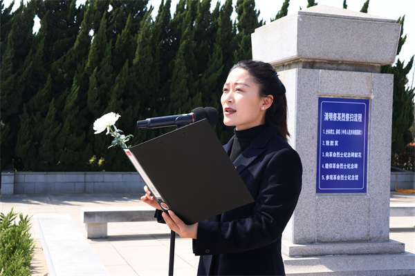 團(tuán)委副書記李文慧主持活動.jpg
