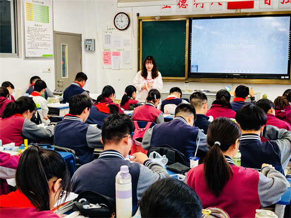 袁曉莉老師上課風(fēng)采.jpg