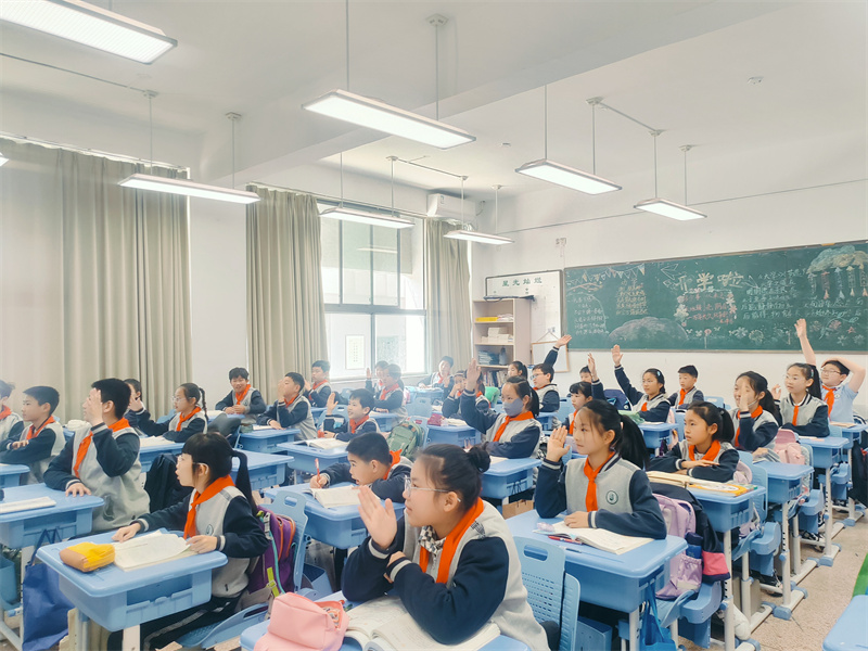 圖2 學(xué)生積極回答問題1.jpg