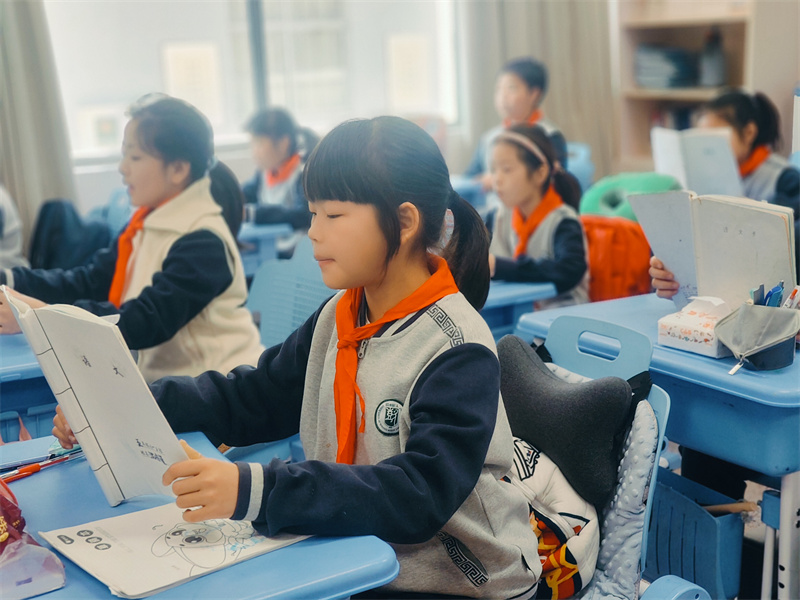 圖3 學(xué)生認(rèn)真朗讀課文2.jpg