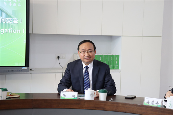 2.副校長徐建主持交流會.jpg