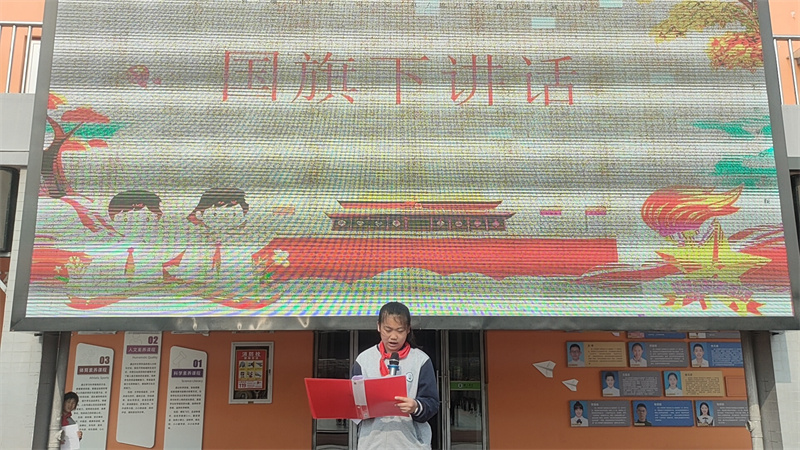 圖2 秦彬格發(fā)表國(guó)旗下演講.jpg