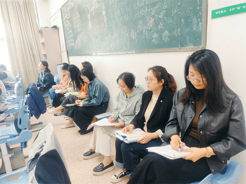 圖5 老師們認(rèn)真聽課并記錄.jpg