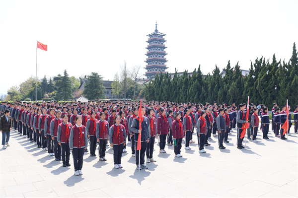 廣場(chǎng)列隊(duì).jpg