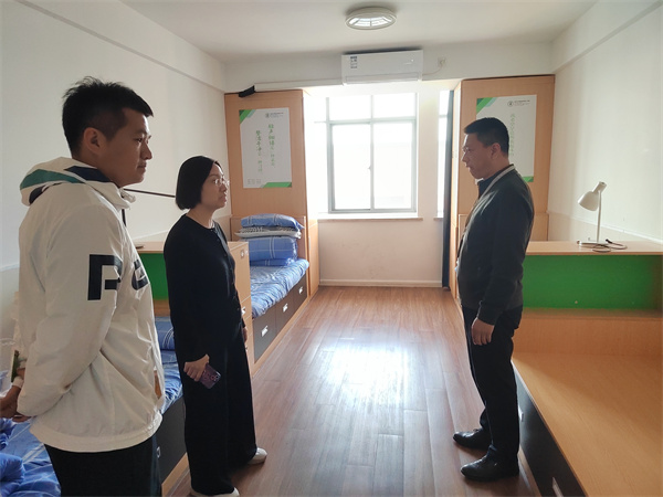 4 檢查學(xué)生宿舍.jpg