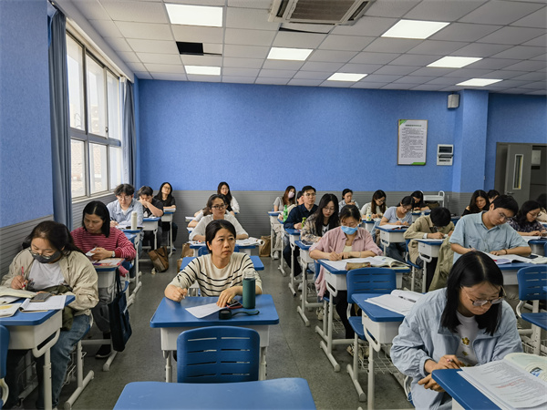 工作坊新教師認(rèn)真觀課2.jpg