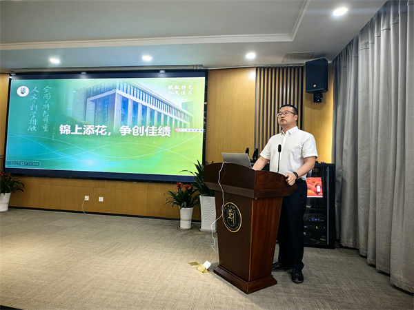英語(yǔ)備課組組長(zhǎng)王壘發(fā)言.jpg