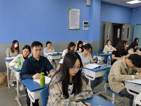 工作坊新教師認(rèn)真觀課1.jpg